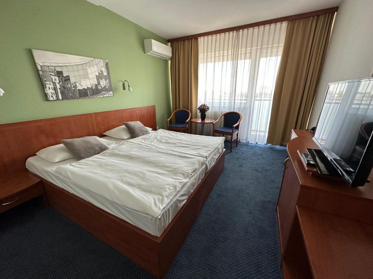 Hotel Bratislava Bagian luar foto